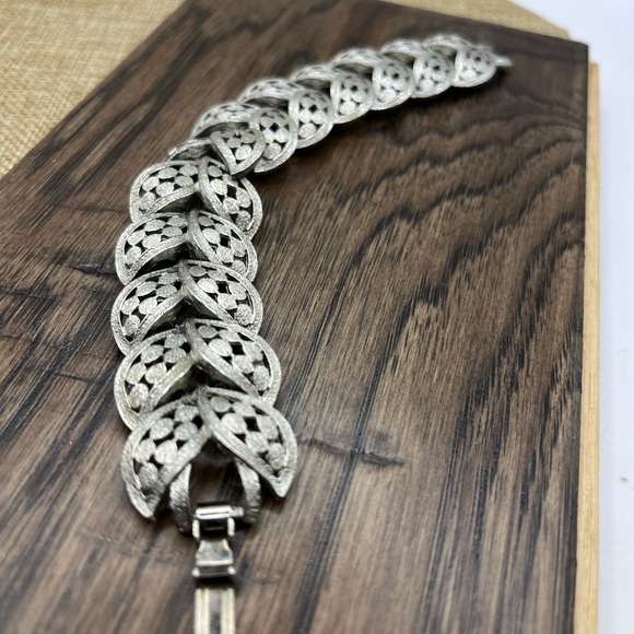Silver Articulated Leaf Pattern Bracelet Signed Judy Lee fold over clasp closure - Picture 5 of 12